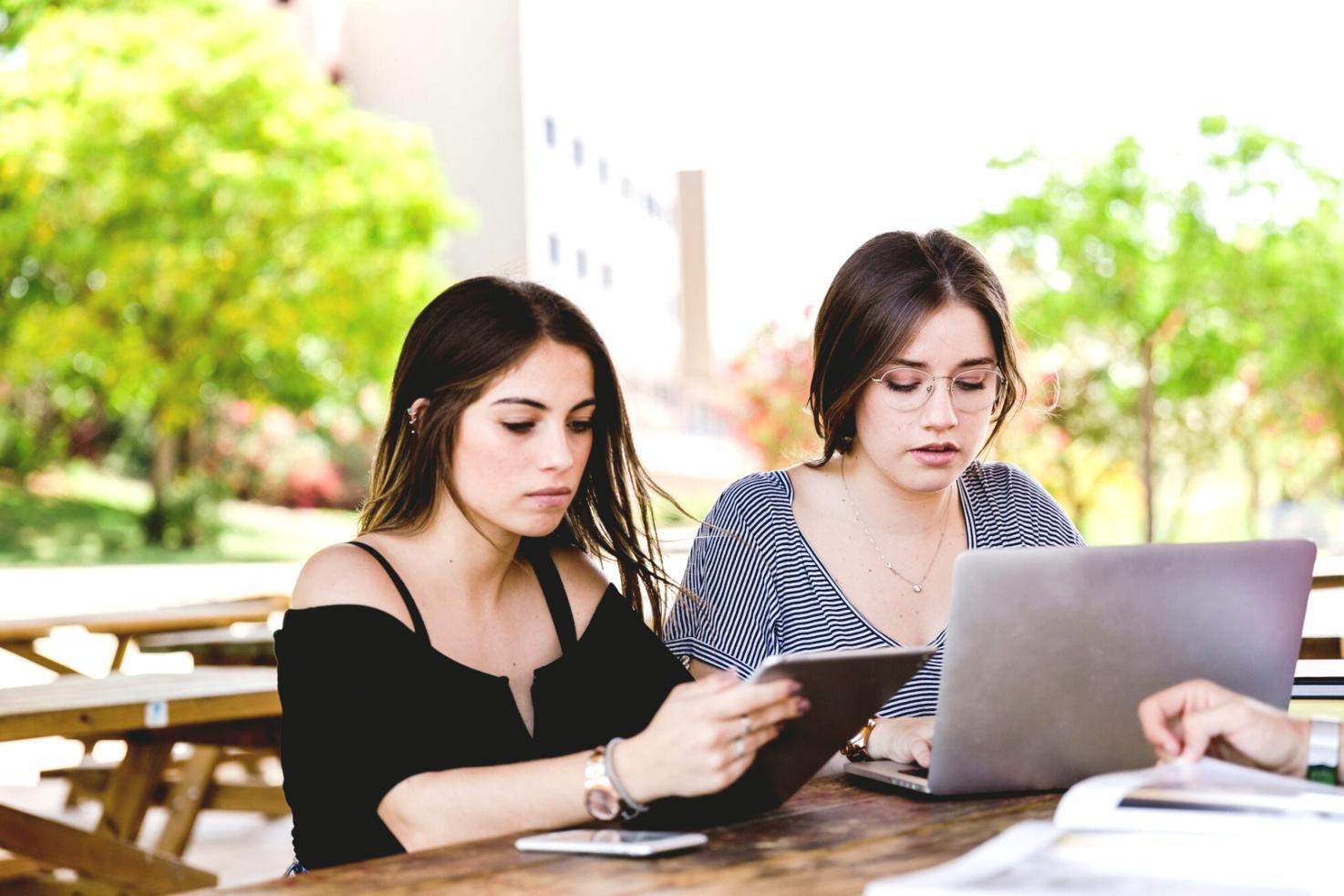Personne travaillant sur ses finances personnelles avec un ordinateur et des documents