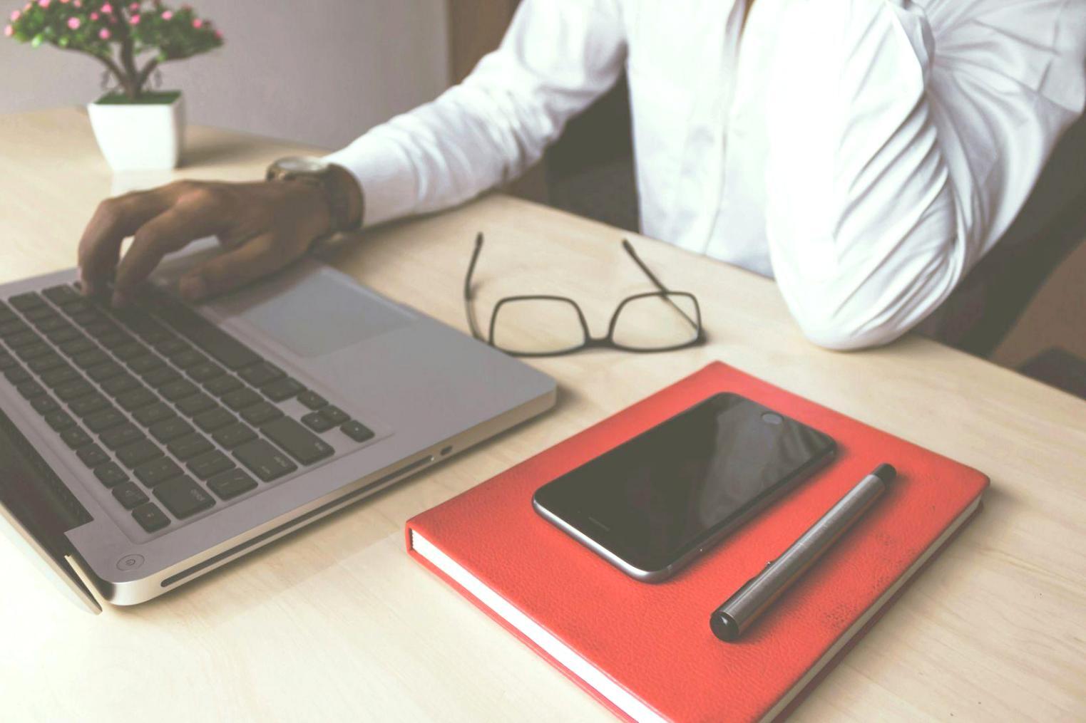 Espace de travail organisé avec documents financiers et outils de planification
